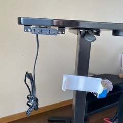 コンセントニ口付きゲーミングデスクの画像