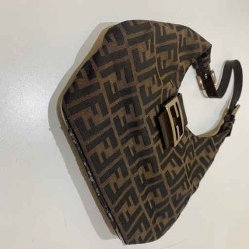 
25000円で欲しい方いますか？？　【 FENDI 】　セカンドストリートにて同商品52000円で販売されてました。　2262-26