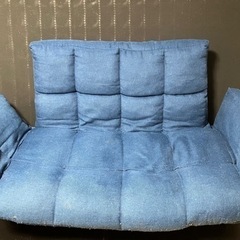 【⚠️無料条件付き⚠️】ガラスローテーブルと2人がけのソファの画像