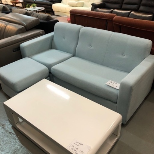 水色のカウチソファ