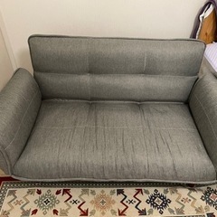 ニトリのソファとソファカバー、クッション付きの画像