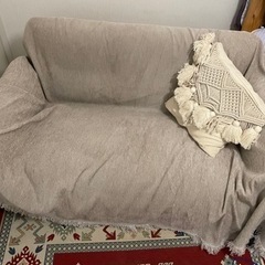 ニトリのソファとソファカバー、クッション付きの画像