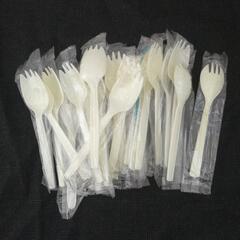 わりばし、プラスティックのスプーン、フォークなど使い捨てカトラリーまとめての画像