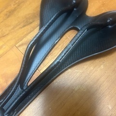 カーボンファイバー自転車サドルの画像