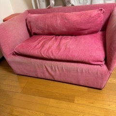 ピンクソファ