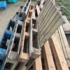 木製パレット　すのこ　廃材　薪の画像