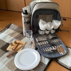 キャンプ、ピクニック用リュック　食器、シート付きの画像