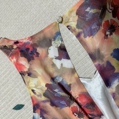 花柄ノースリーブワンピース 膝丈の画像