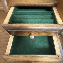 引き出し、アクセサリーケース、椅子付きドレッサーの画像