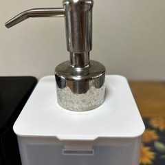 ニトリ　磁石付きシャンプーボトル２本の画像