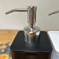 ニトリ　磁石付きシャンプーボトル２本の画像