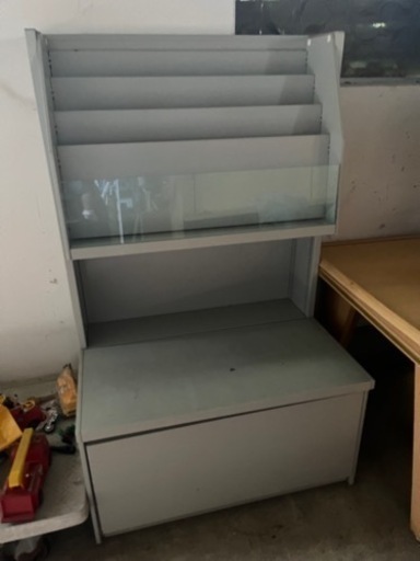 店舗什器　本棚　下に引き出しあり