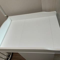 謝礼2000円お支払いします‼️  無料 IKEA オムツ替え台 オムツ台 チェンジングテーブル オムツ交換台 白 ホワイト 棚 おむつ台 おむつ交換台 本棚の画像