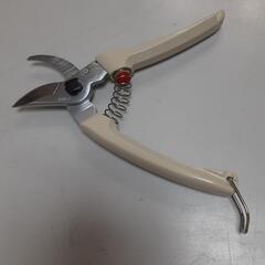 ARS製の剪定ハサミ