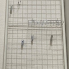 床と天井で突っ張るタイプのラック