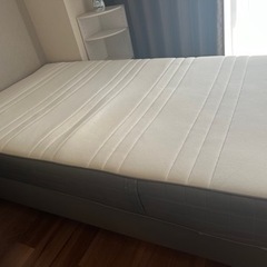 【IKEA】ベッドとマットレス（セミダブル）の画像
