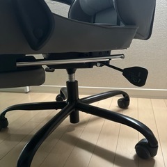 フットレスト付きリクライニングゲーミングチェアの画像