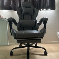 フットレスト付きリクライニングゲーミングチェア