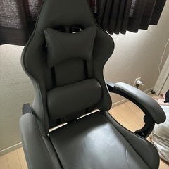 フットレスト付きリクライニングゲーミングチェアの画像