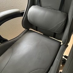 フットレスト付きリクライニングゲーミングチェアの画像