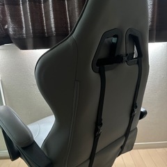 フットレスト付きリクライニングゲーミングチェアの画像