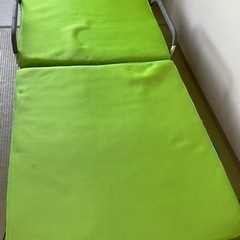 折りたたみ式ベッドの画像