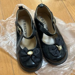 黒の可愛らしい靴16cm