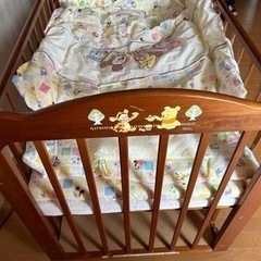 『美品』プーさんベビーベッド＆ディズニーベビー布団セット【おまけ付き】 の画像