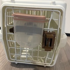 ペットキャリー 給水器付きの画像