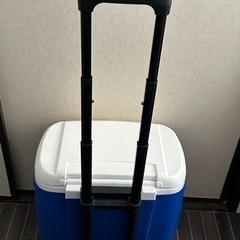 (お話し中)クーラーボックス　カップホルダー付き　キャスター　白青の画像