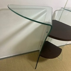 希少　羽のようなガラステーブルの画像