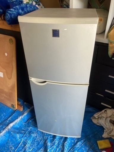 Sharp 140 L 冷蔵庫　2002年