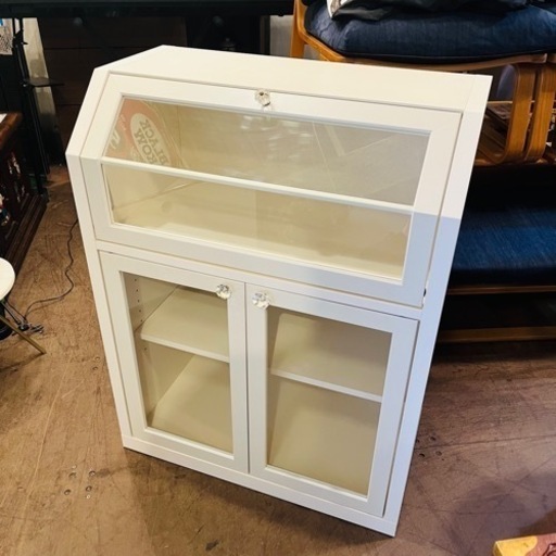 《売約済》【武蔵小山店】 ビーカンパニー　B-company ガラスキャビネット　キャビネット　収納　オフホワイト　コレクションケース　ロココ　廃盤　廃番　希少　デッドストック