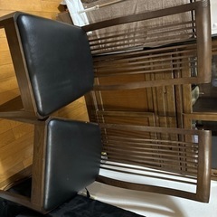 テーブルとイス4つの画像