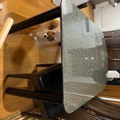 テーブルとイス4つの画像
