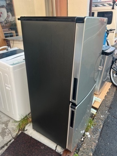 ２ドア冷蔵庫 シルバーとブラックのツートン 148L 2019年