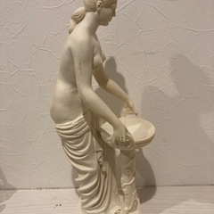白い石像の画像