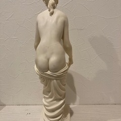 白い石像の画像