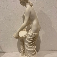 白い石像の画像