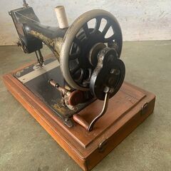【SINGER】 シンガー アンティークミシン 手回しミシン アカンサス模様 希少品 ケース付 現状品 ヴィンテージ N0236の画像