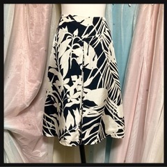 ꒰ANN TAYLOR꒱シルク製 仏桑花柄膝丈 フレア スカート 白黒モノトーンの画像