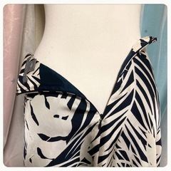 ꒰ANN TAYLOR꒱シルク製 仏桑花柄膝丈 フレア スカート 白黒モノトーンの画像