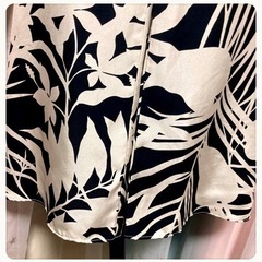 ꒰ANN TAYLOR꒱シルク製 仏桑花柄膝丈 フレア スカート 白黒モノトーンの画像