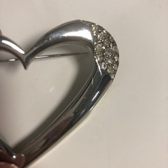 ラインストーン入りハートブローチの画像