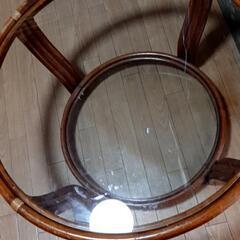 ラタンのガラステーブル