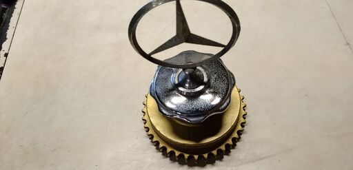 メルセデス―ベンツ119エンジン部品ベンツインブレム―オブジエ―で出品