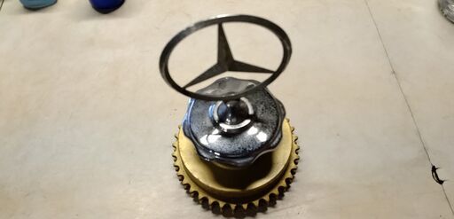 メルセデス―ベンツ119エンジン部品ベンツインブレム―オブジエ―で出品
