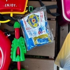 水鉄砲4つと盾2つの画像