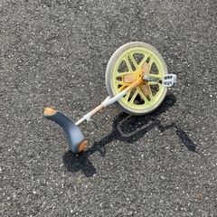 一輪車など外遊び用具と子供用椅子