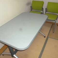 テーブルとイス４つ。無料でお譲りします。受け渡し日は7/25(木...
